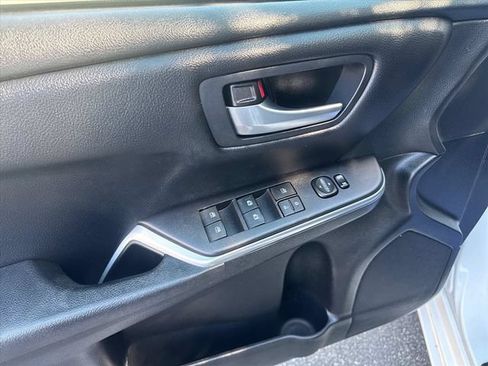 Used 2017 Toyota Camry SE w/ Moonroof Package FWD image 15