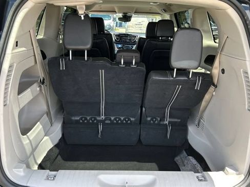 Used 2023 Chrysler Pacifica Touring-L FWD image 13