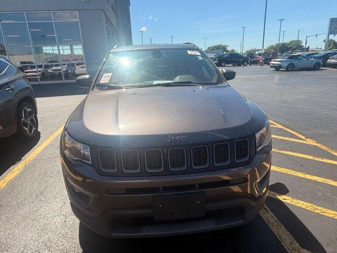 Used 2021 Jeep Compass Latitude FWD image 3
