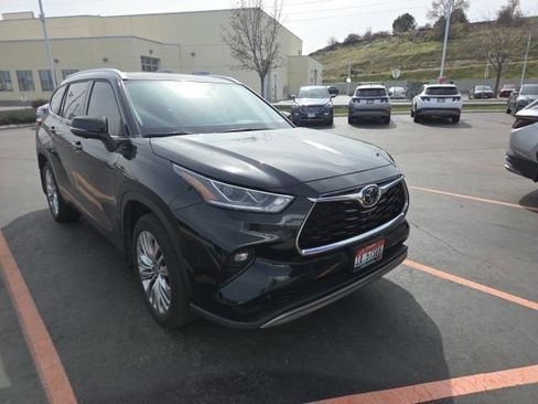 Used 2023 Toyota Highlander Platinum image 2