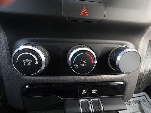 Used 2022 RAM 1500 Big Horn AWD/4WD image 16