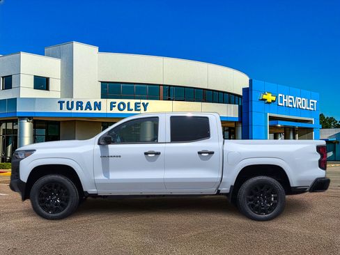 Used 2026 Chevrolet Colorado W/T w/ WT Custom Package RWD image 2