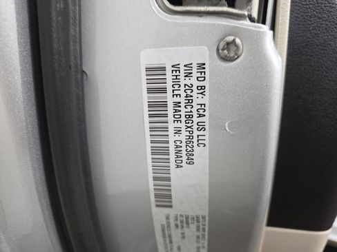 Used 2023 Chrysler Pacifica Touring-L FWD image 38