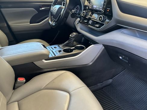 Used 2021 Toyota Highlander XLE AWD/4WD image 18