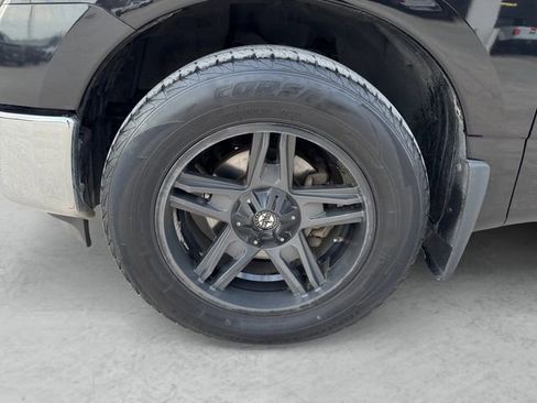 Used 2018 Nissan Titan SV image 23