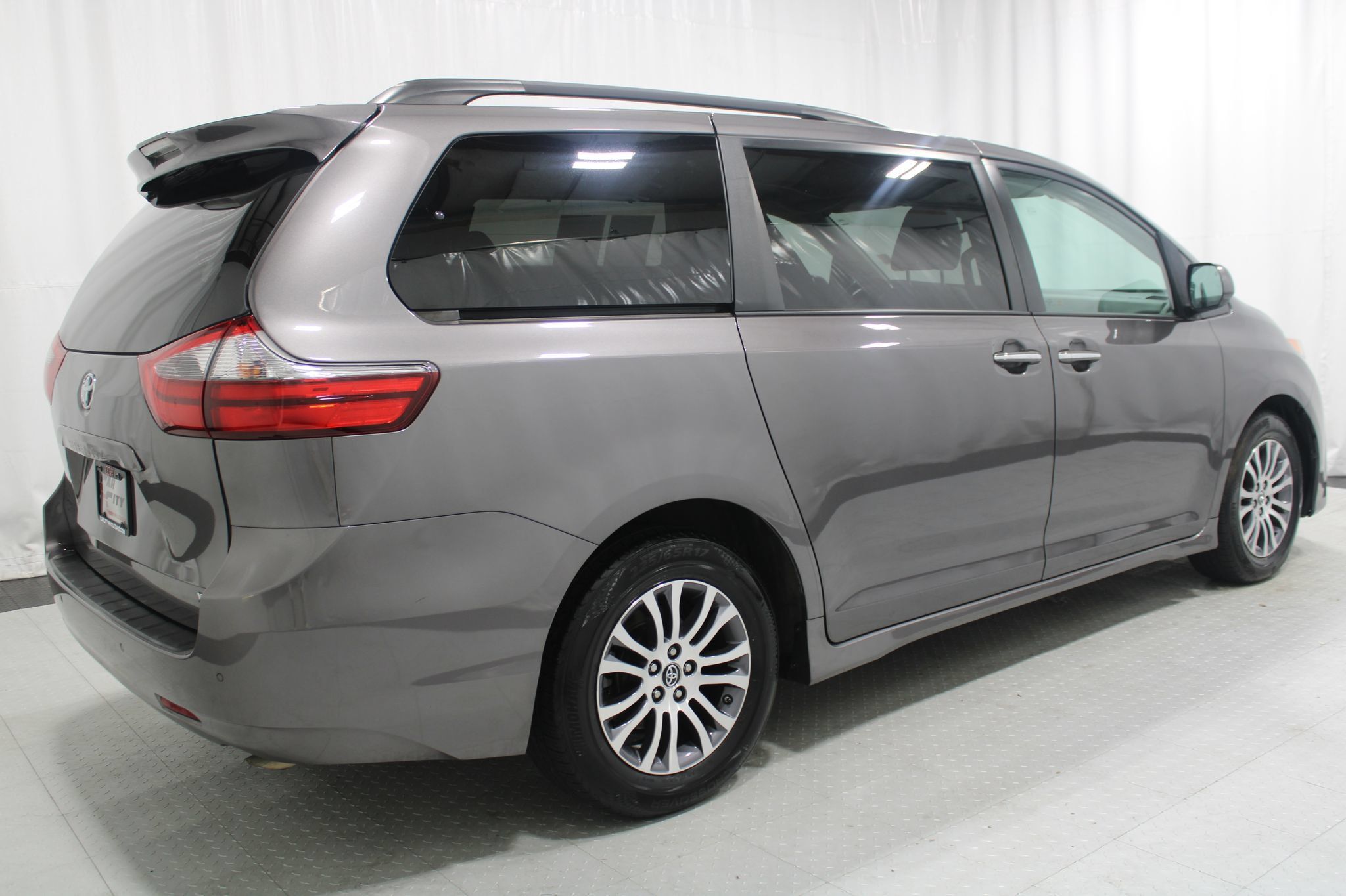 Used 2020 Toyota Sienna XLE w/ XLE Navigation Package FWD image 6