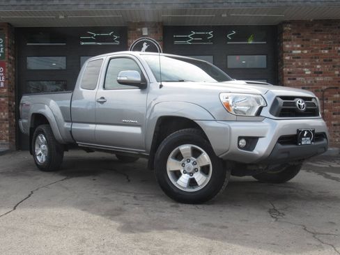 Used 2015 Toyota Tacoma 4x4 Access Cab V6 w/ TRD Sport Package image 1