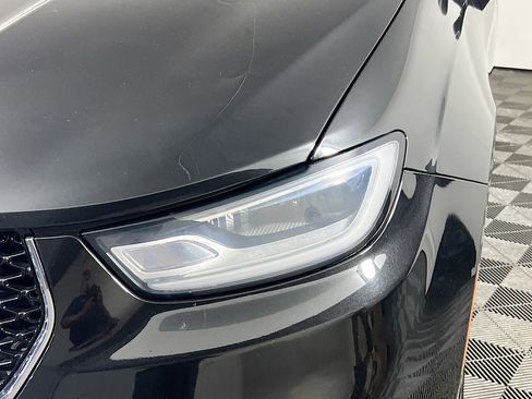 Used 2023 Chrysler Pacifica Touring-L FWD image 11