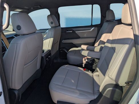 Used 2026 GMC Acadia Elevation w/ Elevation Premium Package FWD image 15