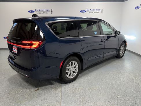 Used 2024 Chrysler Pacifica Touring-L image 6