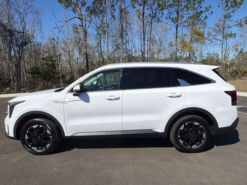 Used 2024 Kia Sorento S image 3