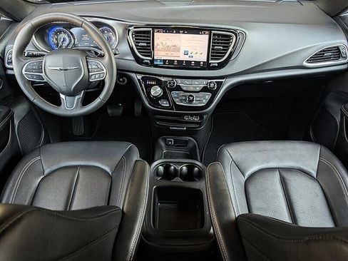 Used 2025 Chrysler Pacifica Select FWD image 3