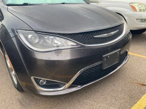 Used 2020 Chrysler Pacifica Touring-L FWD image 4