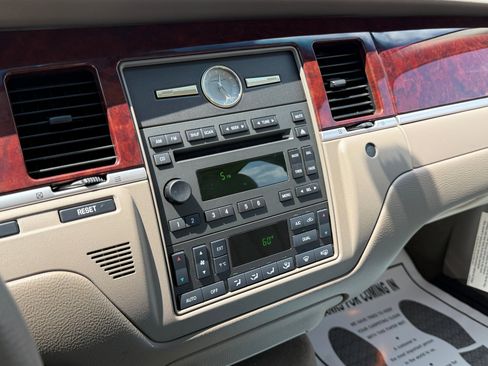 Used 2005 Lincoln Town Car Signature image 31