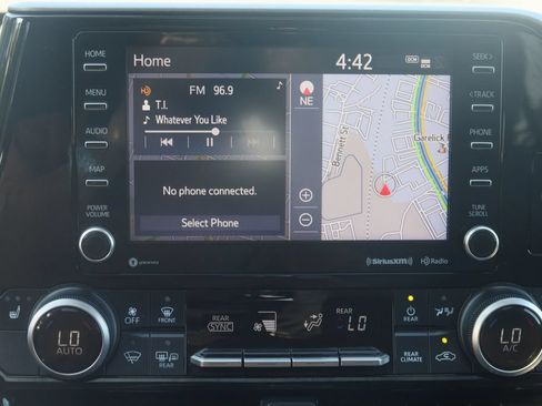 Used 2020 Toyota Highlander XLE AWD/4WD image 23