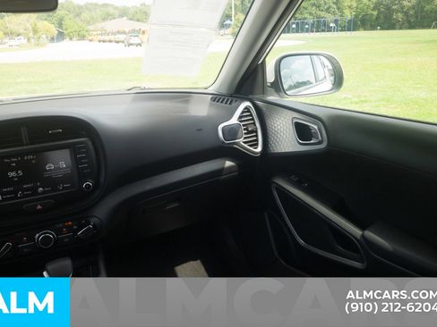 Used 2025 Kia Soul LX w/ LX Technology Package FWD image 18