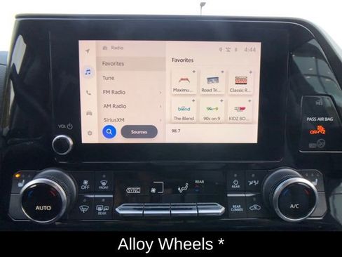 Used 2023 Toyota Highlander XLE image 16