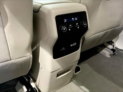 Used 2023 GMC Acadia Denali w/ Denali Ultimate Package AWD/4WD image 10