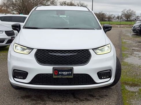 New 2026 Chrysler Pacifica Select image 3