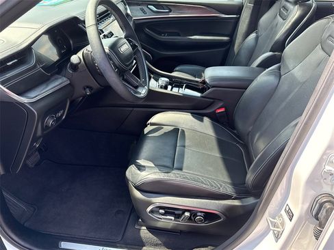 Used 2023 Jeep Grand Cherokee Overland w/ Luxury Tech Group IV image 9