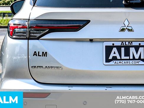 Used 2025 Mitsubishi Outlander SE FWD image 12