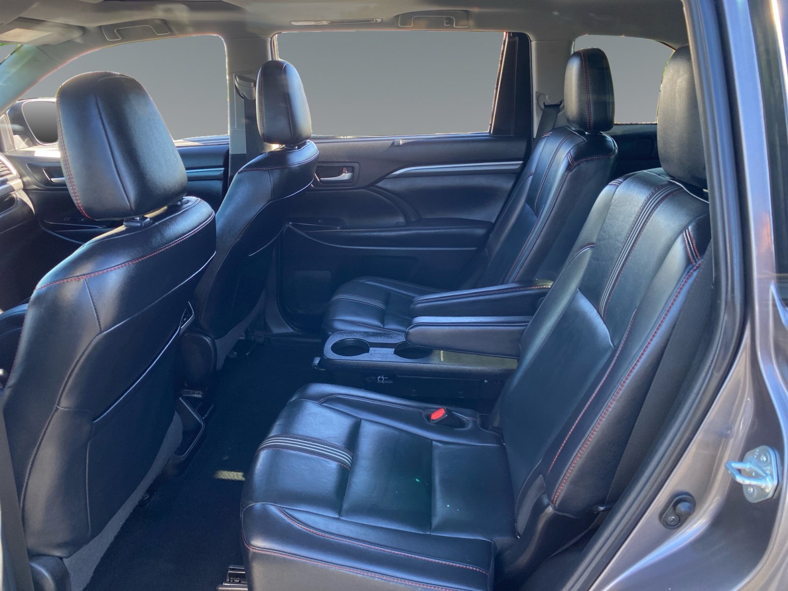 Used 2019 Toyota Highlander SE FWD image 13