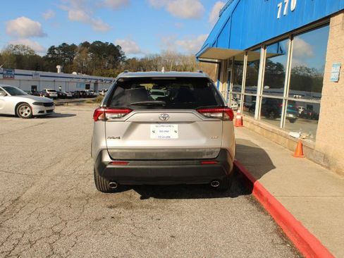 Used 2020 Toyota RAV4 XLE FWD image 6