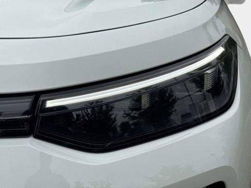 New 2025 Volkswagen Tiguan SE image 10