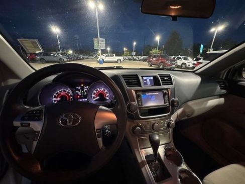 Used 2013 Toyota Highlander Plus AWD/4WD image 11