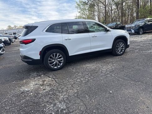 Used 2025 Buick Enclave Preferred image 3