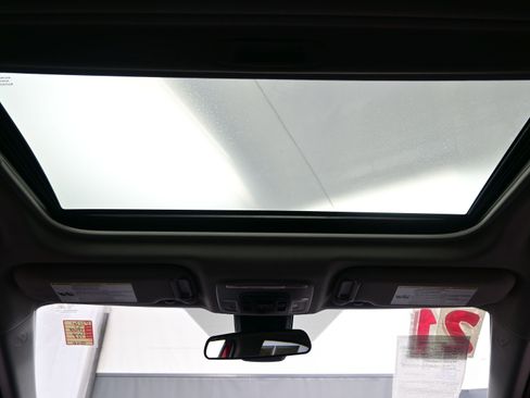 Used 2021 Toyota Camry SE w/ Cold Weather Package image 18