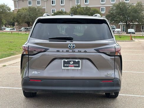 Used 2024 Toyota Sienna XLE image 6