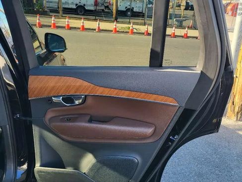 Used 2022 Volvo XC90 T6 Momentum AWD/4WD image 18