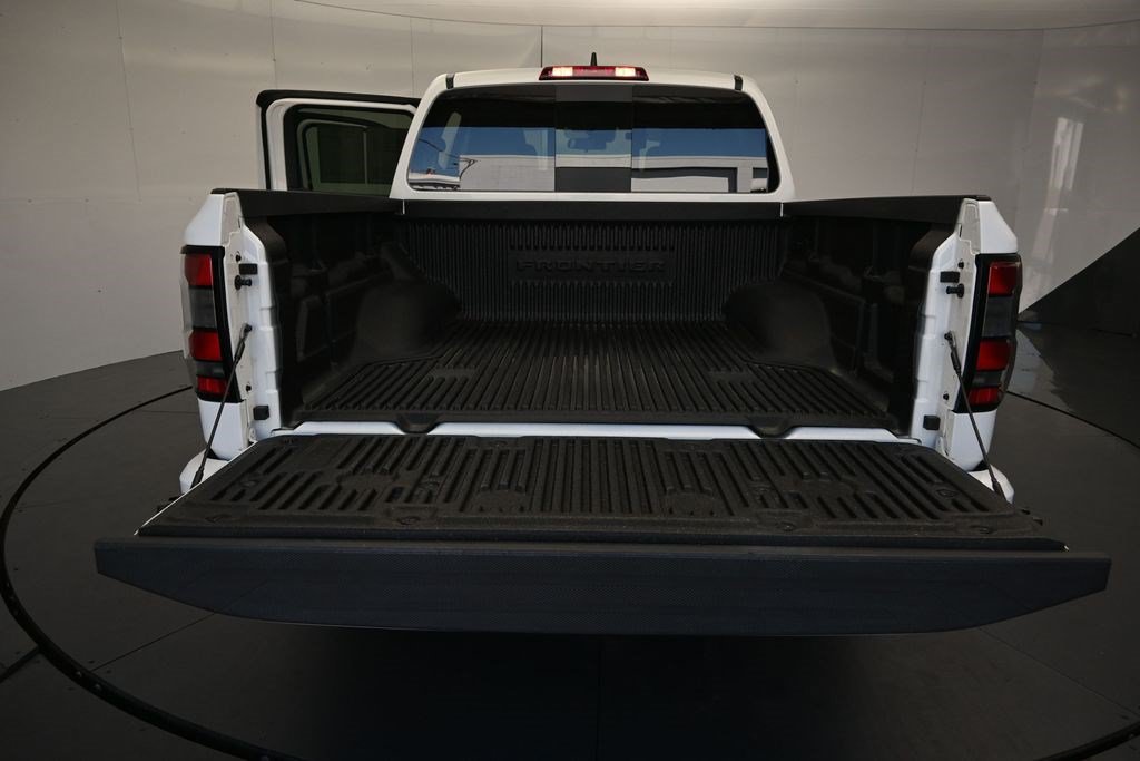 Used 2025 Nissan Frontier SV RWD image 9
