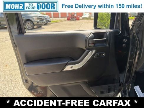 Used 2017 Jeep Wrangler Unlimited Sahara w/ Connectivity Group AWD/4WD image 27