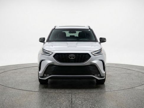 Used 2025 Toyota Highlander XSE image 2