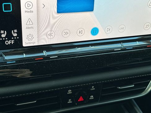 Used 2024 Volkswagen Atlas SE image 21