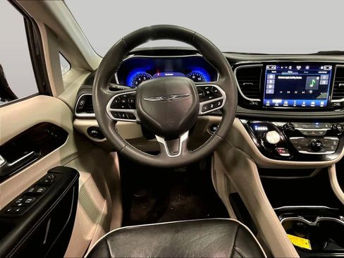 Used 2023 Chrysler Pacifica Limited FWD image 5