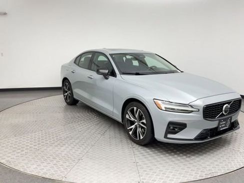 Certified 2025 Volvo S60 B5 Core image 8