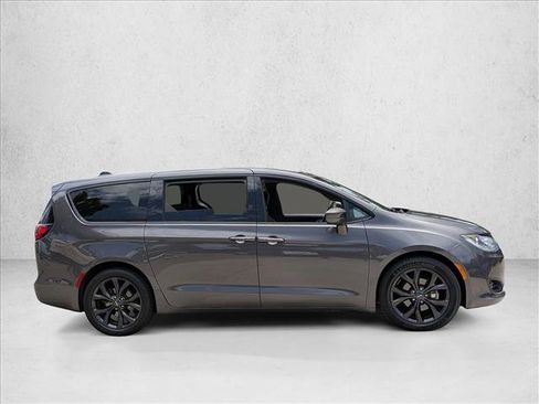 Used 2019 Chrysler Pacifica Touring Plus w/ S Appearance Package FWD image 4