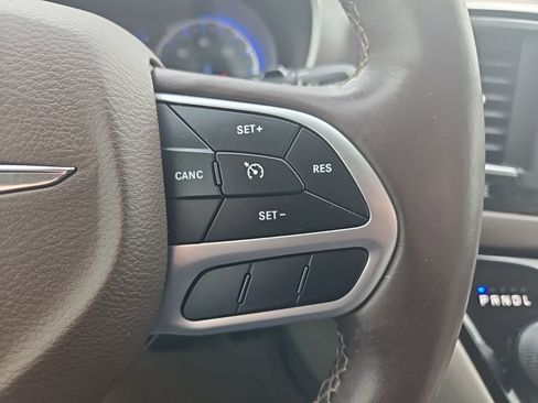 Used 2018 Chrysler Pacifica Touring-L FWD image 16
