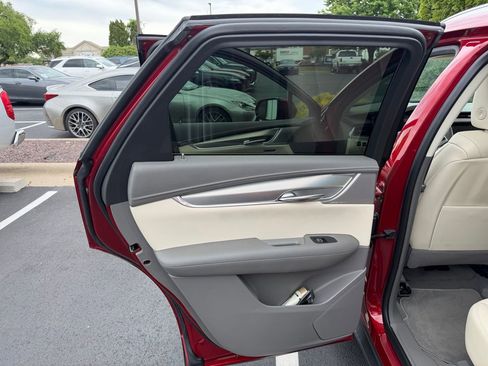 Used 2023 Cadillac XT5 Premium Luxury w/ Technology Package AWD/4WD image 9