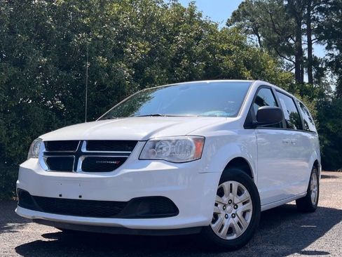 Used 2018 Dodge Grand Caravan SE w/ UConnect Hands-Free Group FWD image 2