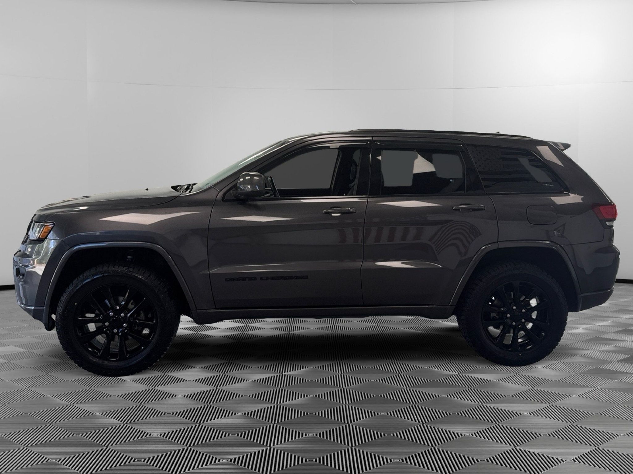 Used 2018 Jeep Grand Cherokee Altitude AWD/4WD image 5