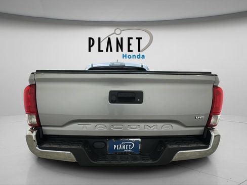 Used 2017 Toyota Tacoma TRD Off-Road AWD/4WD image 7