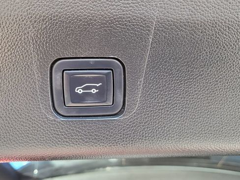 Used 2023 Chevrolet Traverse Premier FWD image 14