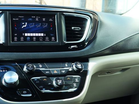 Used 2020 Chrysler Voyager L image 43