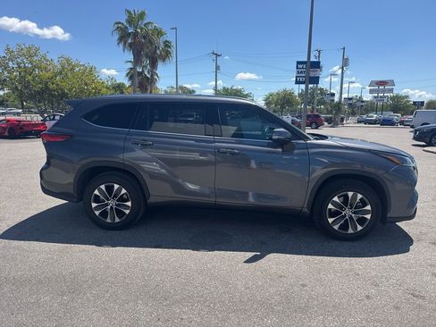 Used 2021 Toyota Highlander XLE FWD image 7