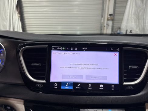 Used 2023 Chrysler Pacifica Touring-L image 24