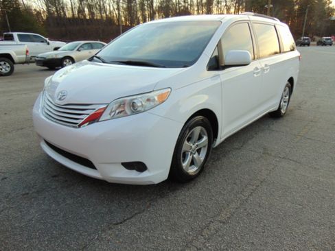Used 2016 Toyota Sienna LE image 15